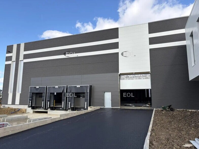 Local d’activités dans Saint-Germain-lès-Arpajon à louer - Photo de l’immeuble – Image 2 sur 6