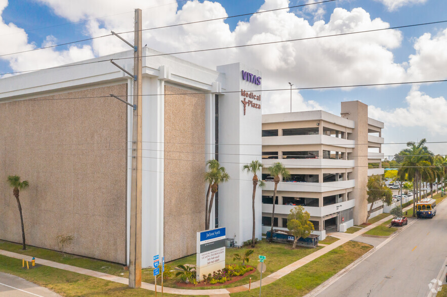 100 NW 170th St, North Miami Beach, FL à louer - Photo de l’immeuble – Image 1 sur 17