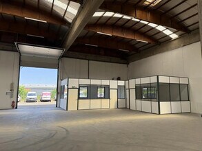 Local d'activités dans Saint-Priest à vendre Photo intérieure– Image 2 sur 12