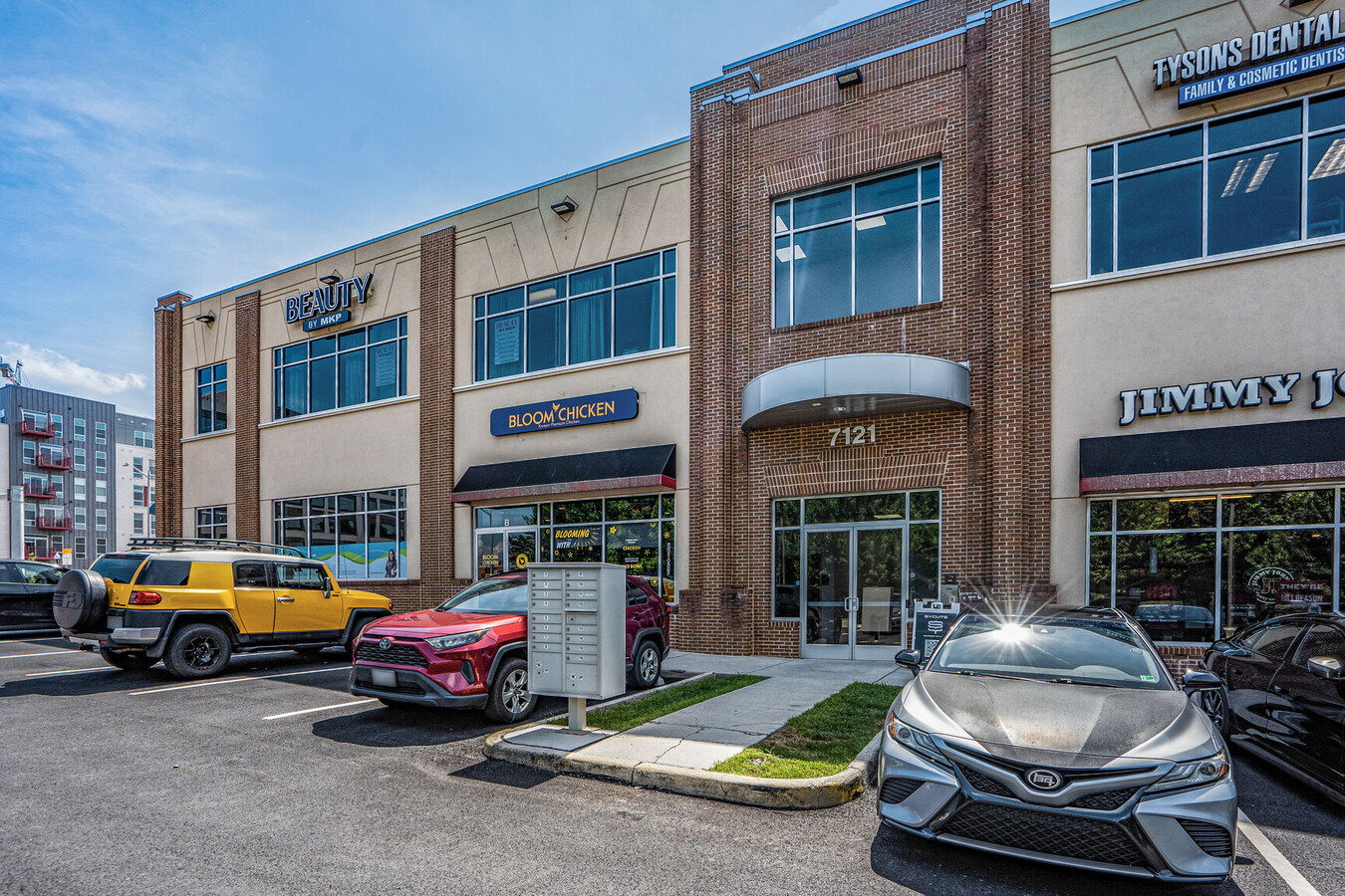 7121 Leesburg Pike, Falls Church, VA 22043 - Lot 202 -  - Photo intérieure - Image 1 of 8