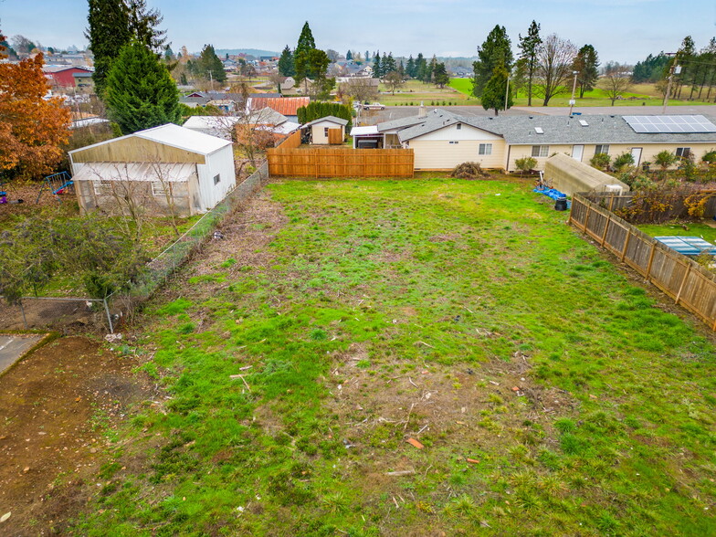 548 E Ellendale Ave, Dallas, OR à vendre - Photo de l’immeuble – Image 3 sur 5
