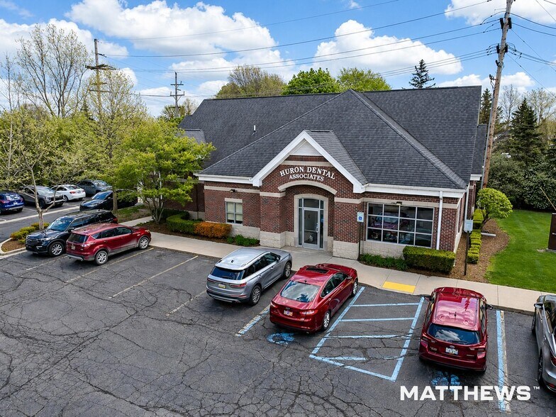 18757 Huron River Dr, New Boston, MI à vendre - Photo de l’immeuble – Image 2 sur 5