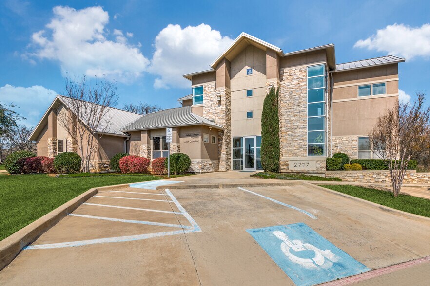 2717 Windriver Ln, Denton, TX à vendre - Photo de l’immeuble – Image 2 sur 7