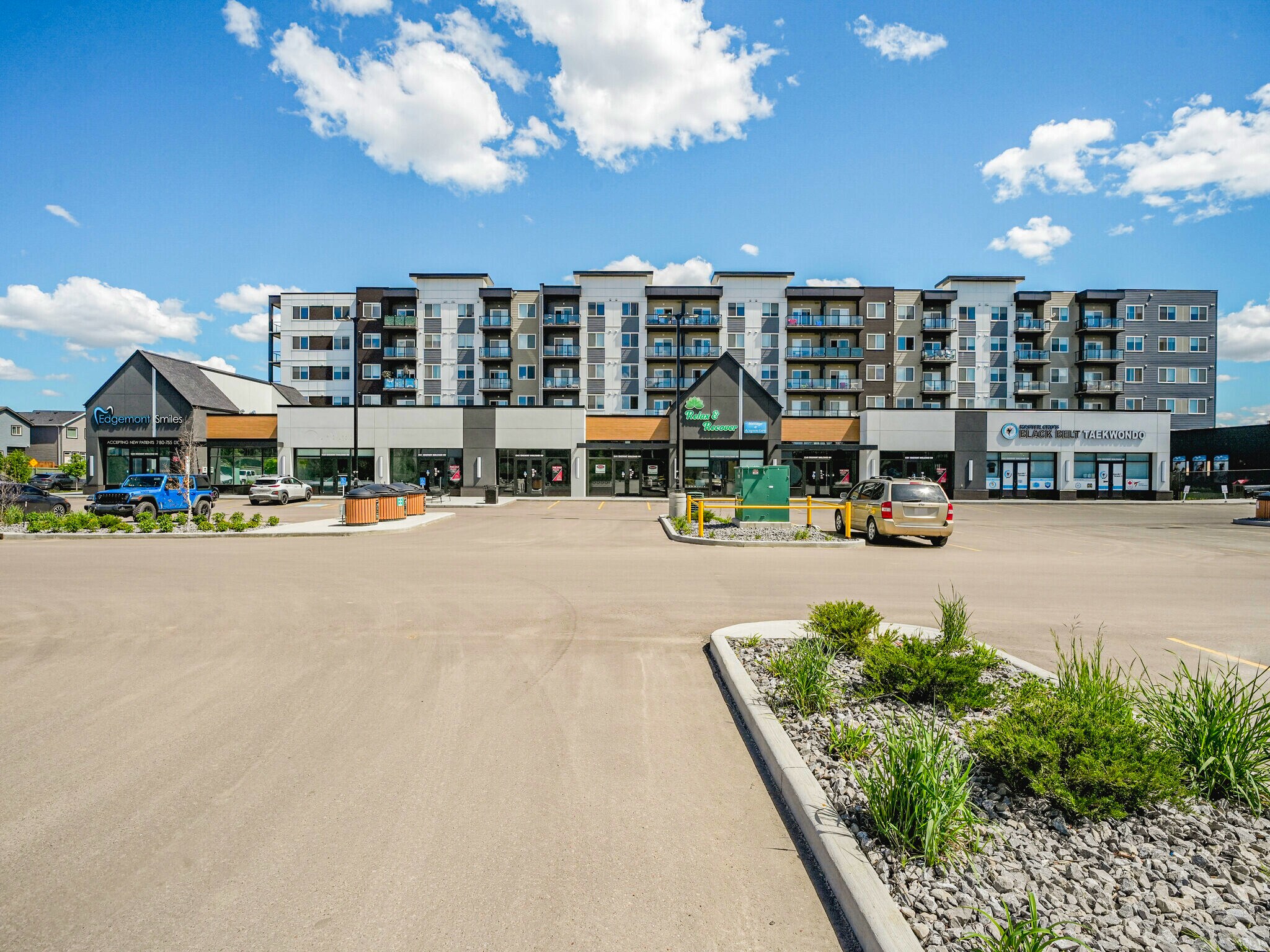 5345 Edgemont Blvd NW, Edmonton, AB à louer Photo de l’immeuble– Image 1 sur 44