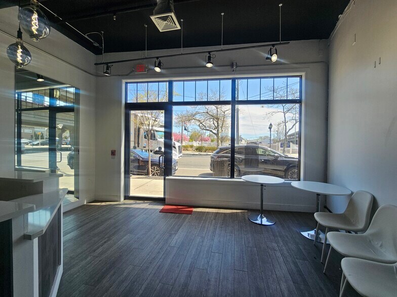 1800 Great Neck Rd, Copiague, NY à louer - Photo de l’immeuble – Image 3 sur 22