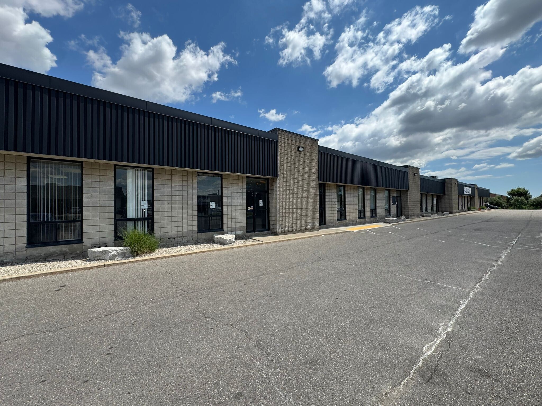 80 Hale Rd, Brampton, ON à louer Photo de l’immeuble– Image 1 sur 5