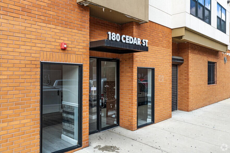 180 Cedar St, Paterson, NJ à vendre - Photo de l’immeuble – Image 3 sur 5