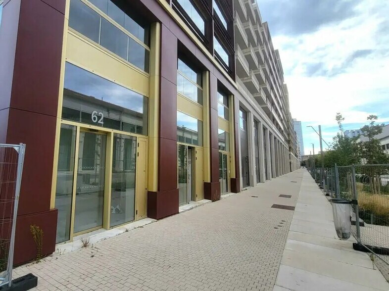 Local commercial dans Saint-Denis à louer - Photo de l’immeuble – Image 1 sur 5