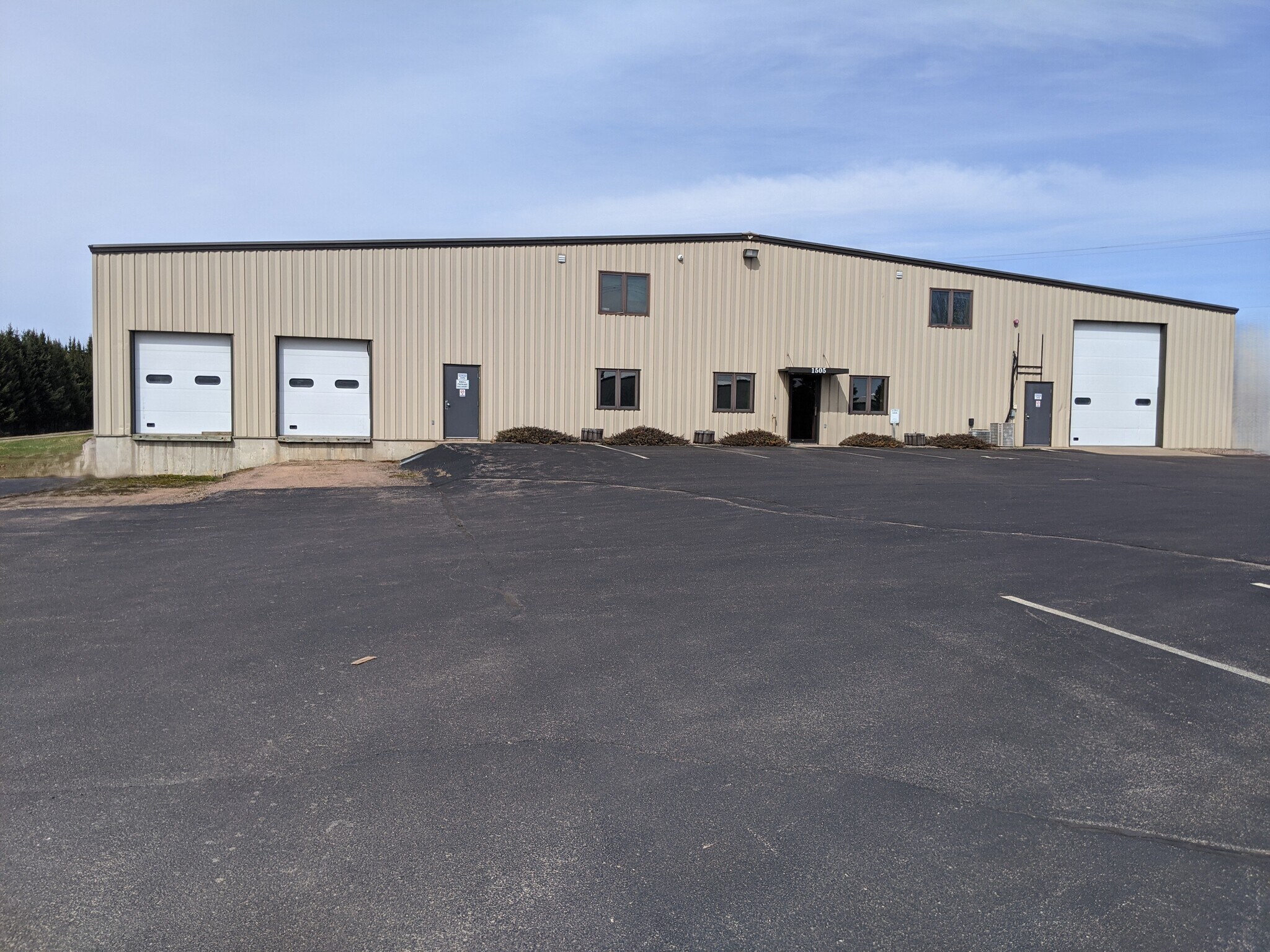1505 Industrial Park Dr, Neillsville, WI à louer Photo principale– Image 1 sur 2