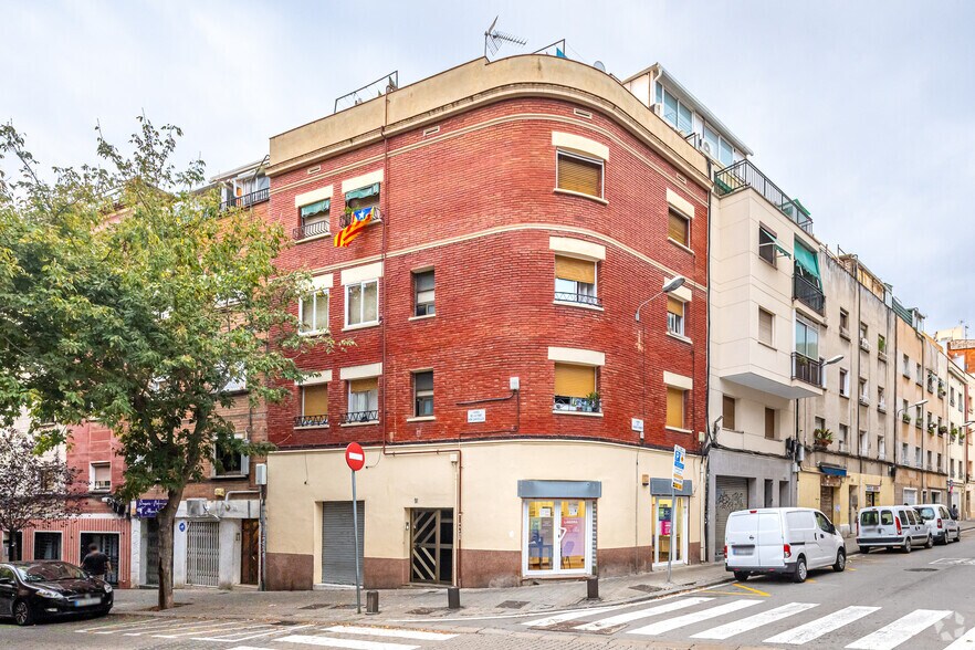 Carrer Font de Canyelles, 91-93, Barcelone, Barcelona à louer - Photo de l’immeuble – Image 2 sur 2