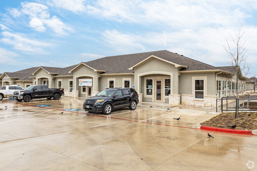10824 Crystal Falls Pky, Leander, TX à vendre - Photo principale – Image 1 sur 6