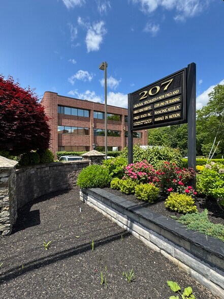 207 Quaker Ln, West Warwick, RI à louer - Photo de l’immeuble – Image 3 sur 25