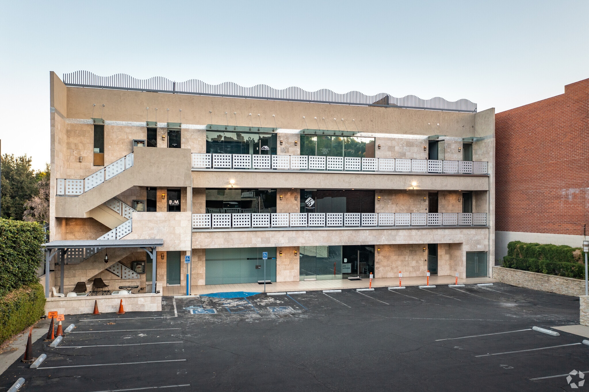 11331 Ventura Blvd, Studio City, CA à louer Photo principale– Image 1 sur 7