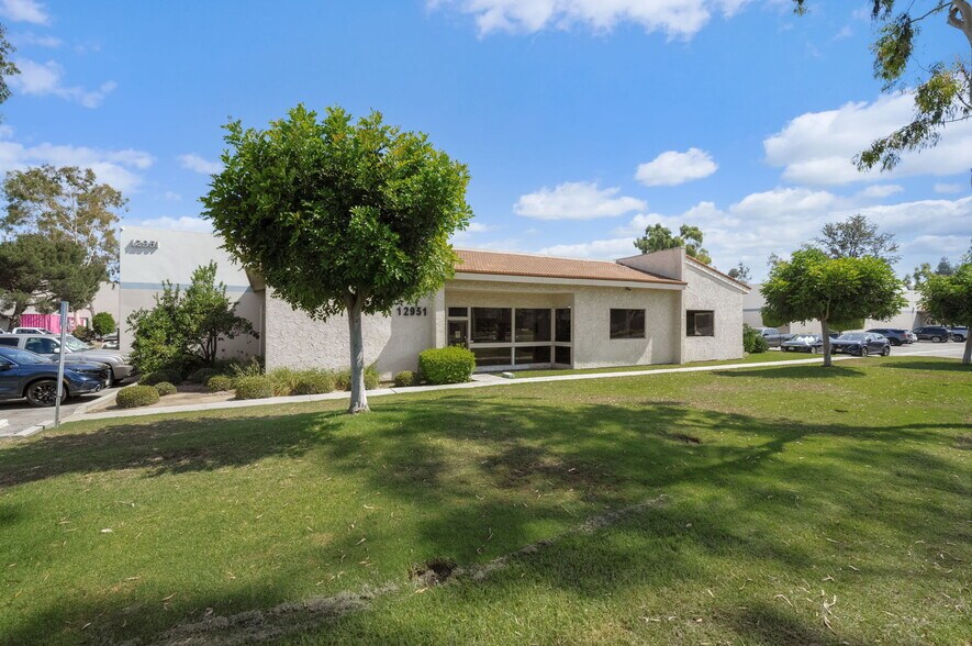 12951 166th St, Cerritos, CA à vendre - Photo de l’immeuble – Image 2 sur 22