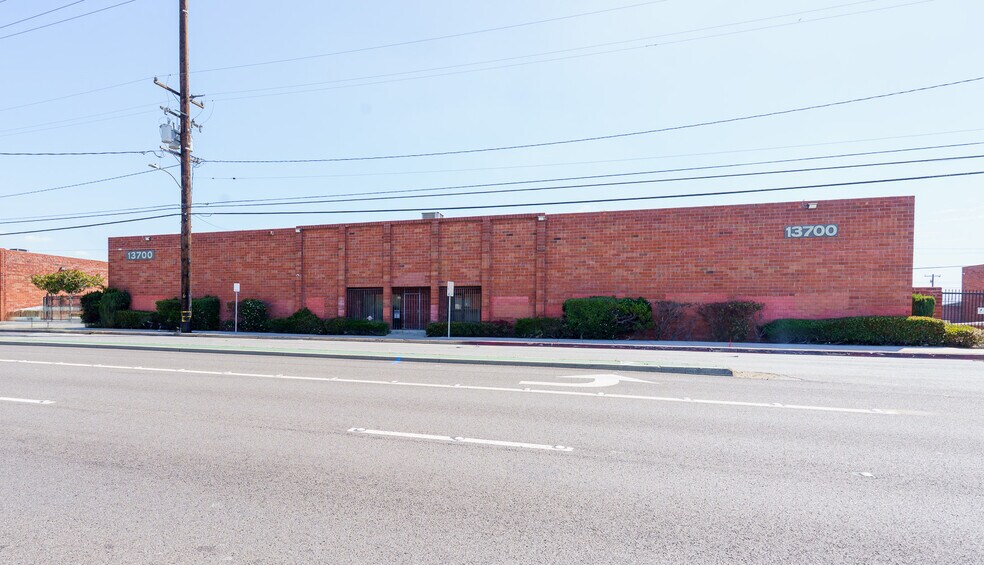 13700 Crenshaw Blvd, Gardena, CA à vendre - Photo de l’immeuble – Image 1 sur 16