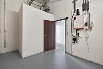 8116-8144 Deering Ave, Canoga Park, CA à louer Photo intérieure– Image 2 sur 7