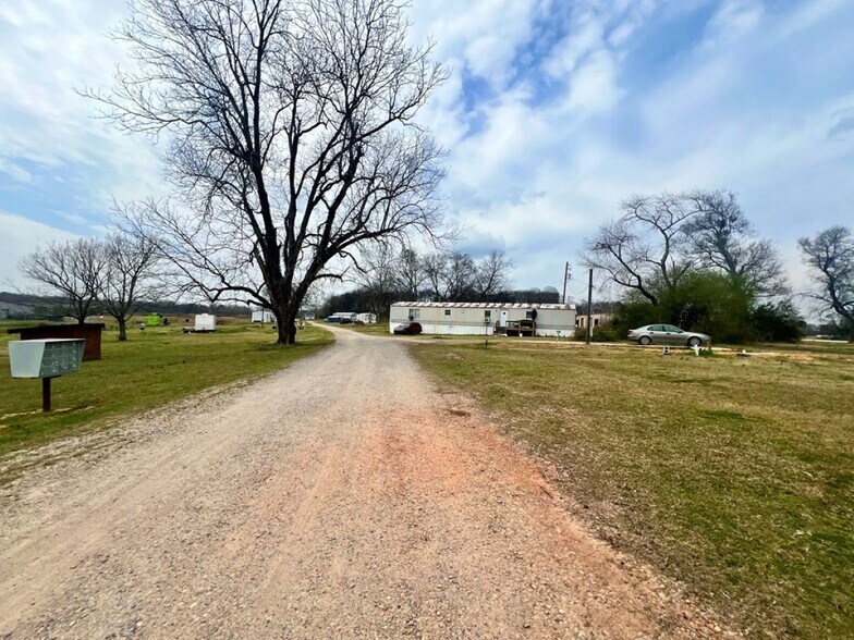 51 Lakewater Dr, Tallassee, AL à vendre - Photo de l’immeuble – Image 3 sur 6