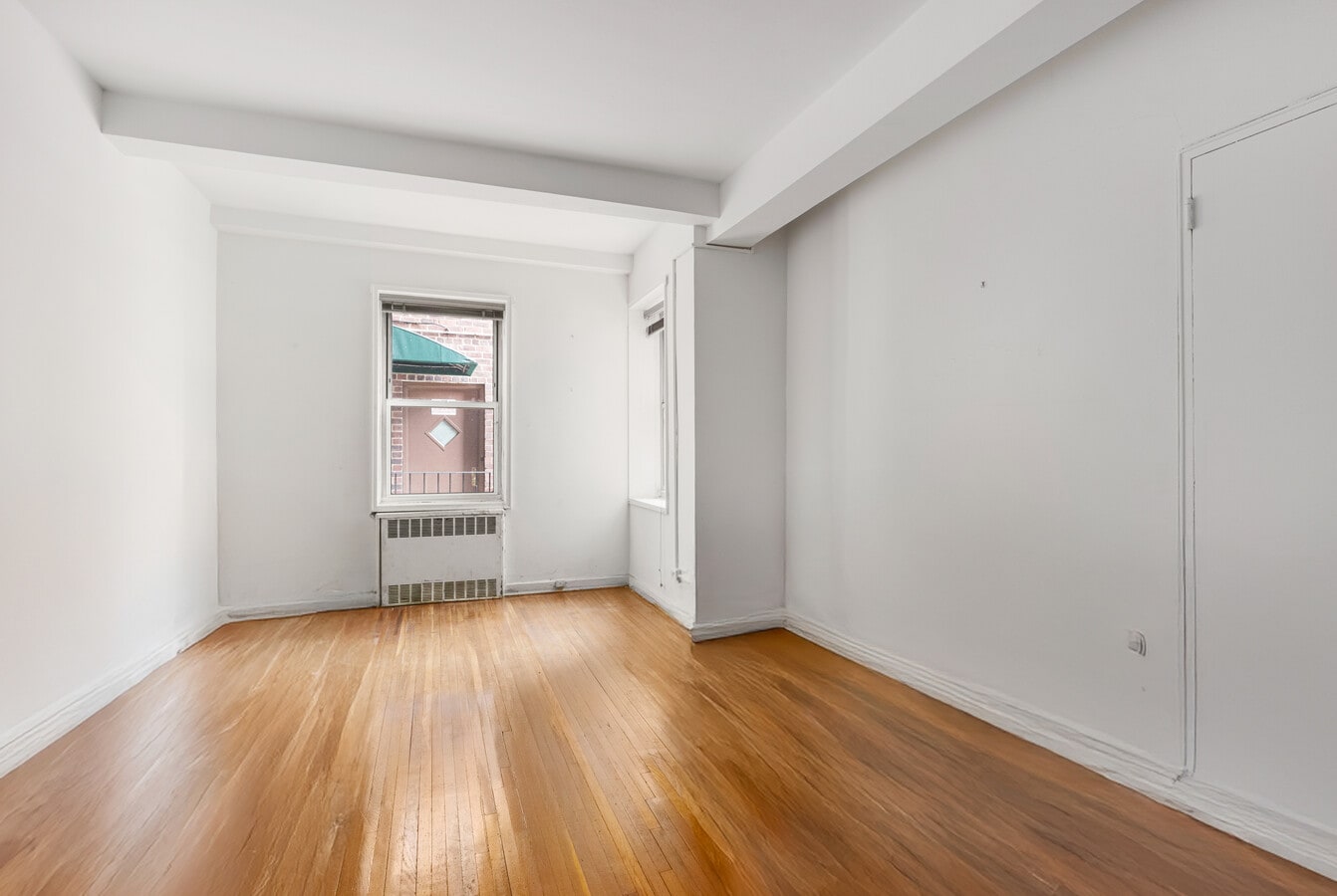 6861 Yellowstone Blvd, Flushing, NY 11375 - Lot 106A -  - Photo intérieure - Image 2 of 6