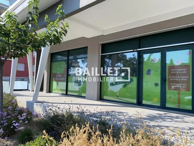 Local commercial dans Saint-Raphaël à louer - Photo de l’immeuble – Image 3 sur 12