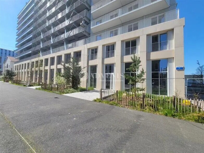 Local commercial dans Saint-Denis à louer - Photo de l’immeuble – Image 1 sur 7