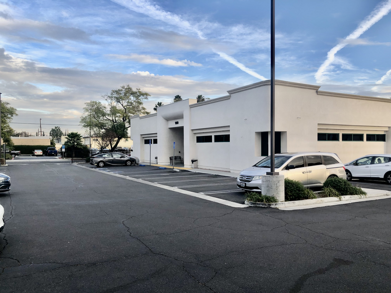 1019 W La Palma Ave, Anaheim, CA à louer - Photo de l’immeuble – Image 2 sur 6
