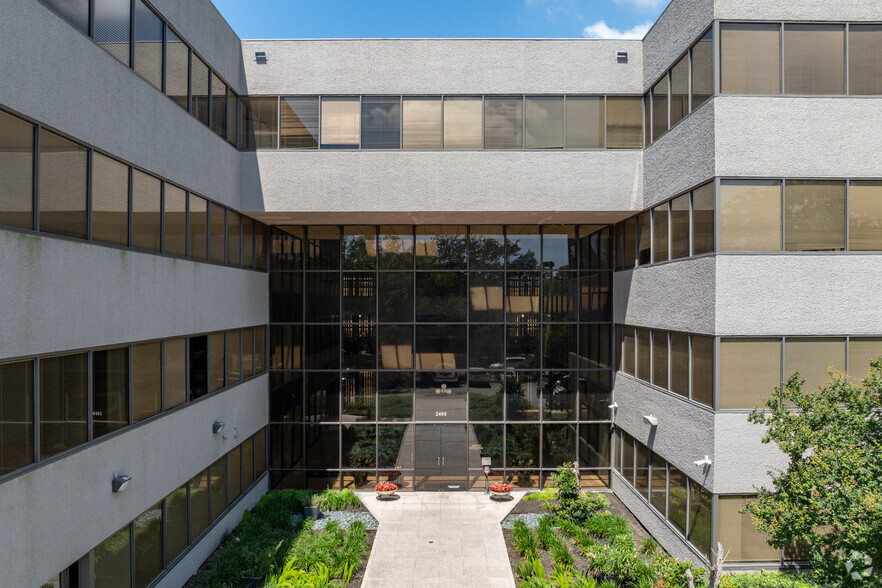 2400 Augusta Dr, Houston, TX à louer - Photo de l’immeuble – Image 3 sur 22
