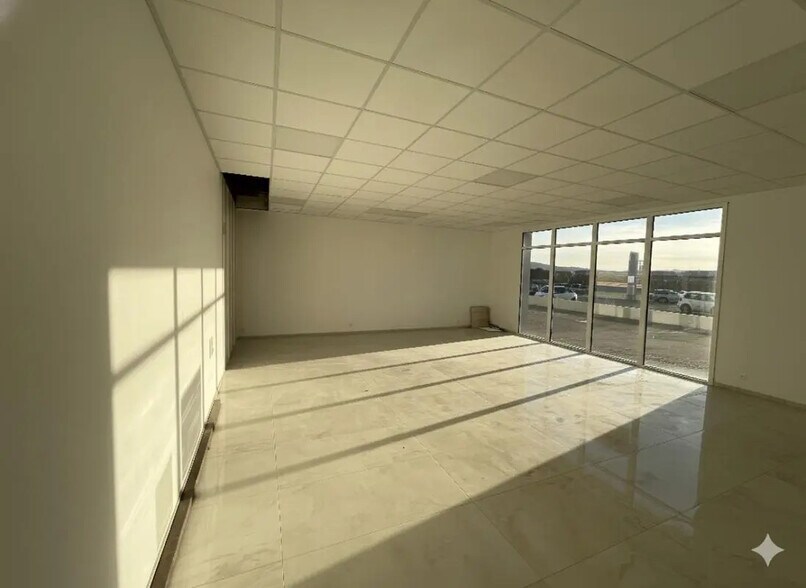 Local commercial dans Solliès-Pont à louer - Photo de l’immeuble – Image 1 sur 4