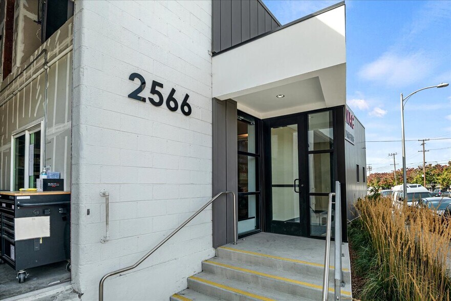 2566 Bay Rd, Redwood City, CA à vendre - Photo de l’immeuble – Image 2 sur 20