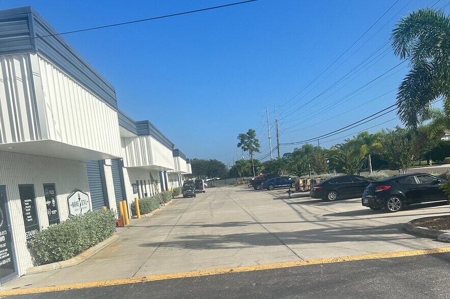 2770 Summerdale Dr, Clearwater, FL à louer - Photo de l’immeuble – Image 3 sur 5