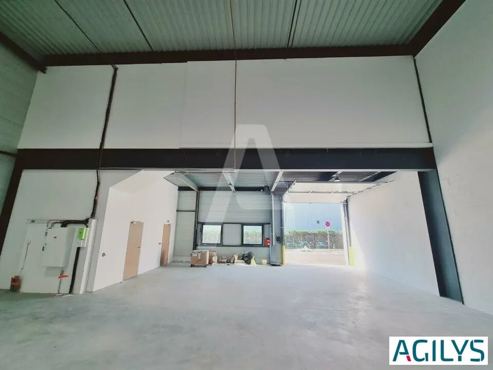 Local d’activités dans Corbeil-Essonnes à louer Photo de l’immeuble– Image 1 sur 7