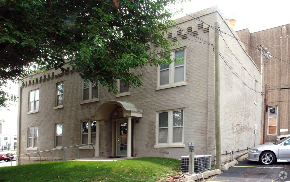 401-403 NE Jefferson Ave, Peoria, IL à louer - Photo de l’immeuble – Image 2 sur 5