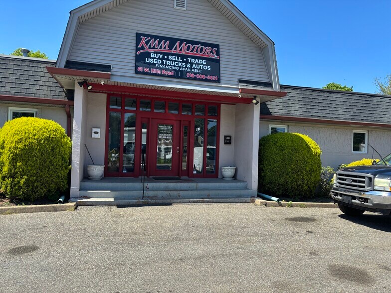 81 W Hills Rd, Huntington Station, NY à vendre - Photo de l’immeuble – Image 2 sur 22