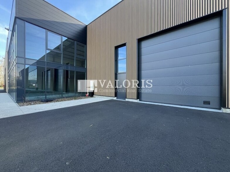 317 Rue Du Vauzel, Ambérieux à louer - Photo de l’immeuble – Image 2 sur 6