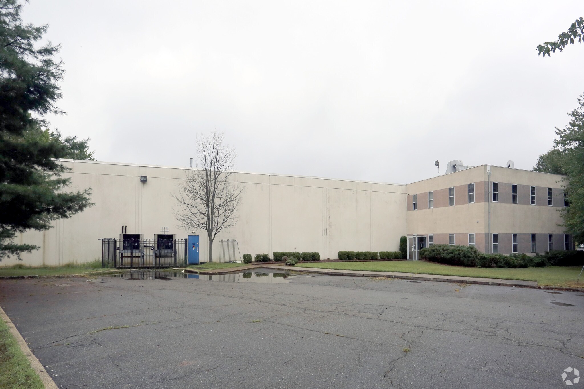 40B Cotters Ln, East Brunswick, NJ à louer Photo principale– Image 1 sur 6