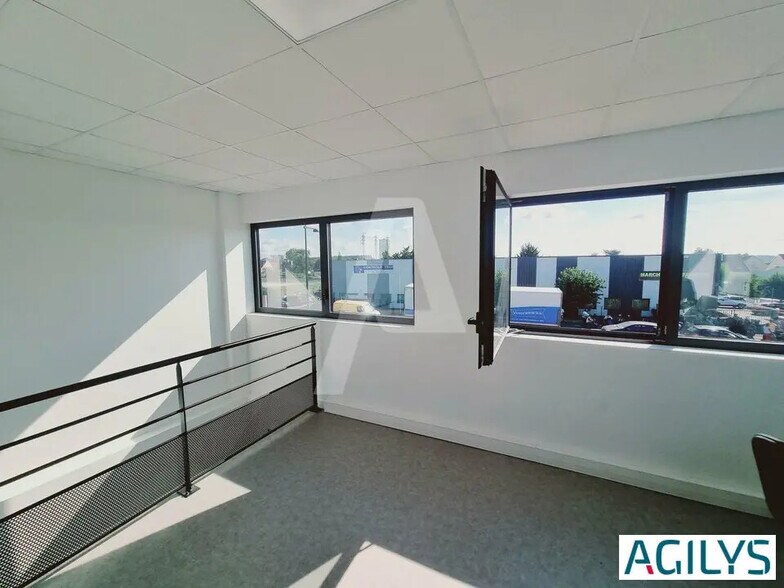 Local d’activités dans Corbeil-Essonnes à louer - Photo de l’immeuble – Image 2 sur 7