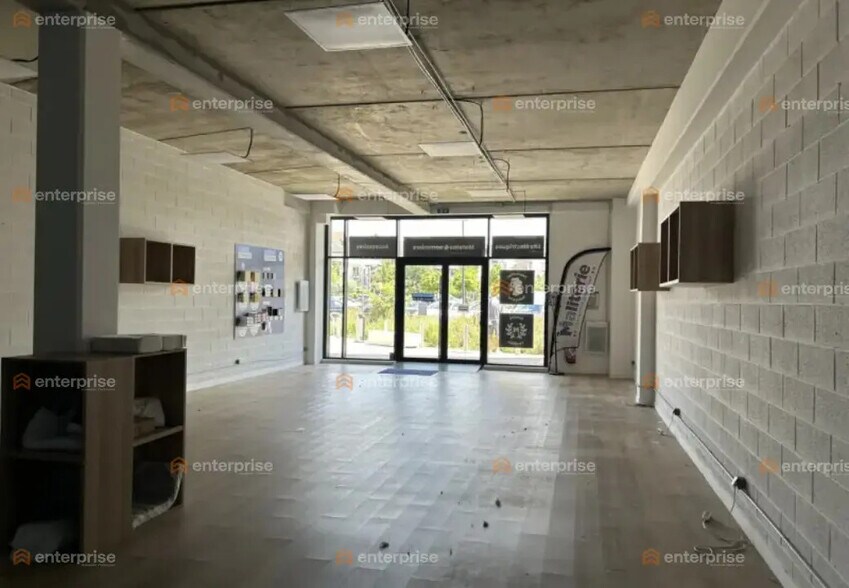 Local commercial dans La Madeleine à louer - Photo de l’immeuble – Image 3 sur 3