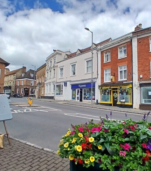 16 Market Sq, Buckingham à louer - Photo de l’immeuble – Image 1 sur 6