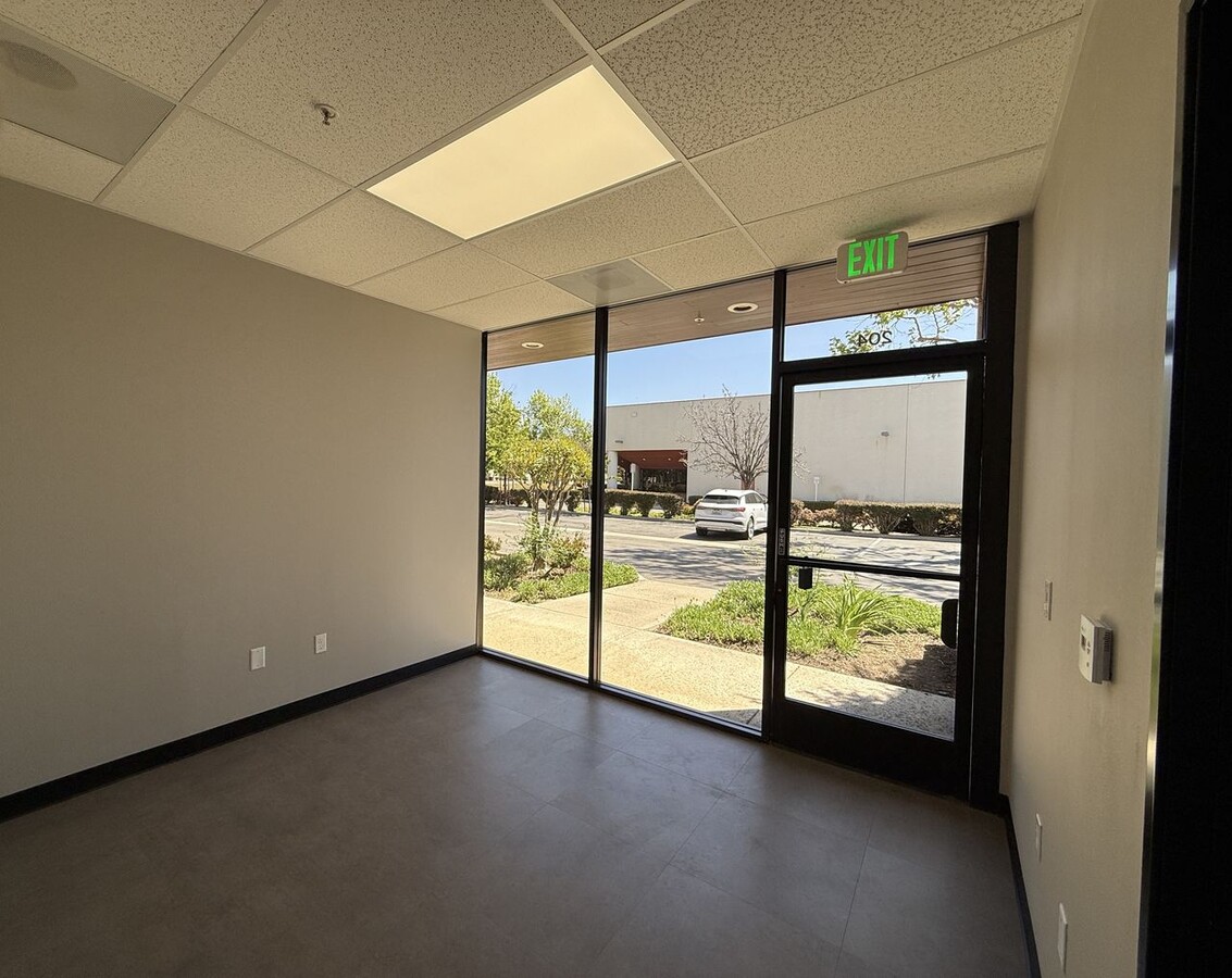 3222 Corte Malpaso, Camarillo, CA 93012 - Lot 204 -  - Photo intérieure - Image 2 of 5