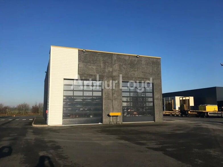 Local d’activités dans Carvin à louer - Photo de l’immeuble – Image 2 sur 5