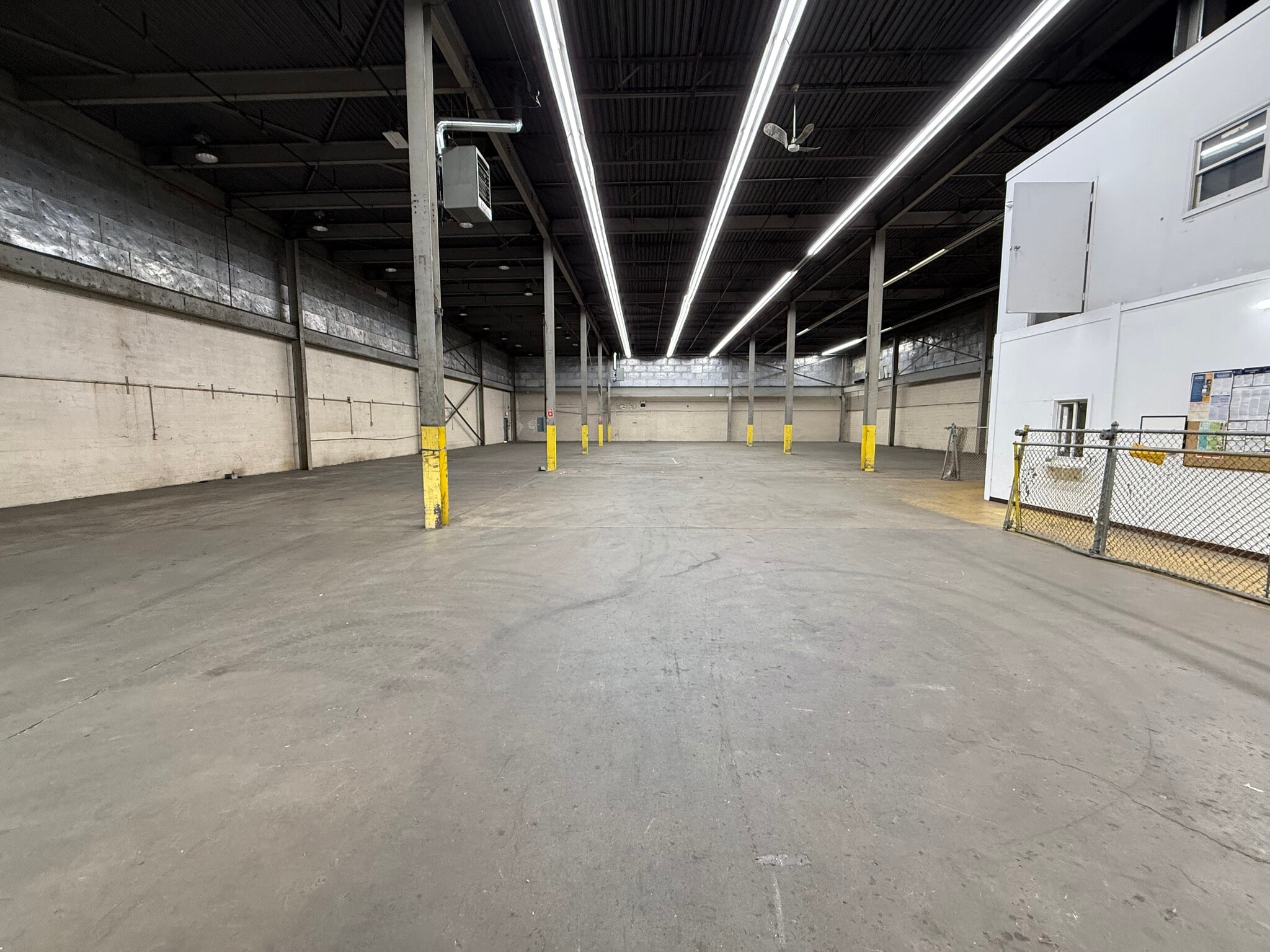 222 Universal Dr, North Haven, CT à louer Photo intérieure– Image 1 sur 2