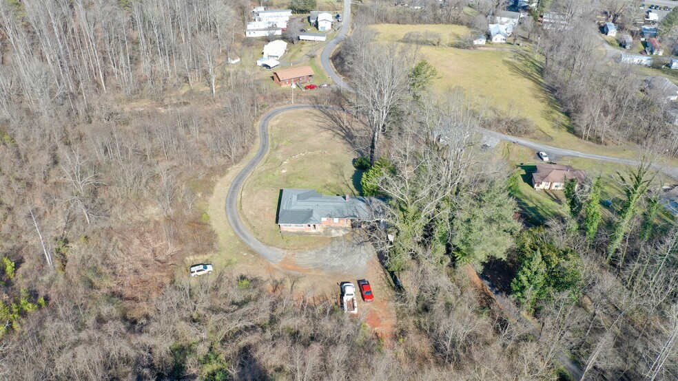 174 Walter Ashe Rd, Sylva, NC à vendre - Photo principale – Image 1 sur 33