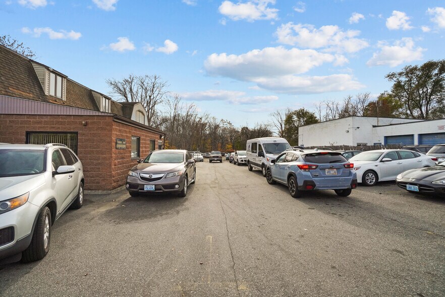 1153 Central Ave, Pawtucket, RI à vendre - Photo de l’immeuble – Image 2 sur 11