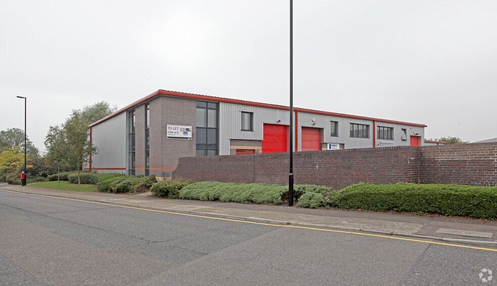 645 River Gdns, Feltham à louer - Photo de l’immeuble – Image 2 sur 3