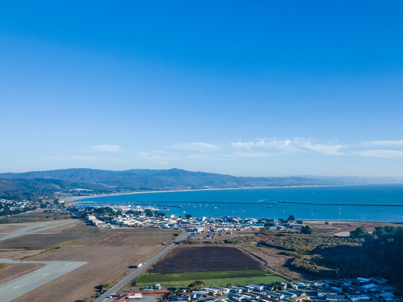 380 Airport Street, Half Moon Bay, CA à vendre - Aérien – Image 2 sur 15