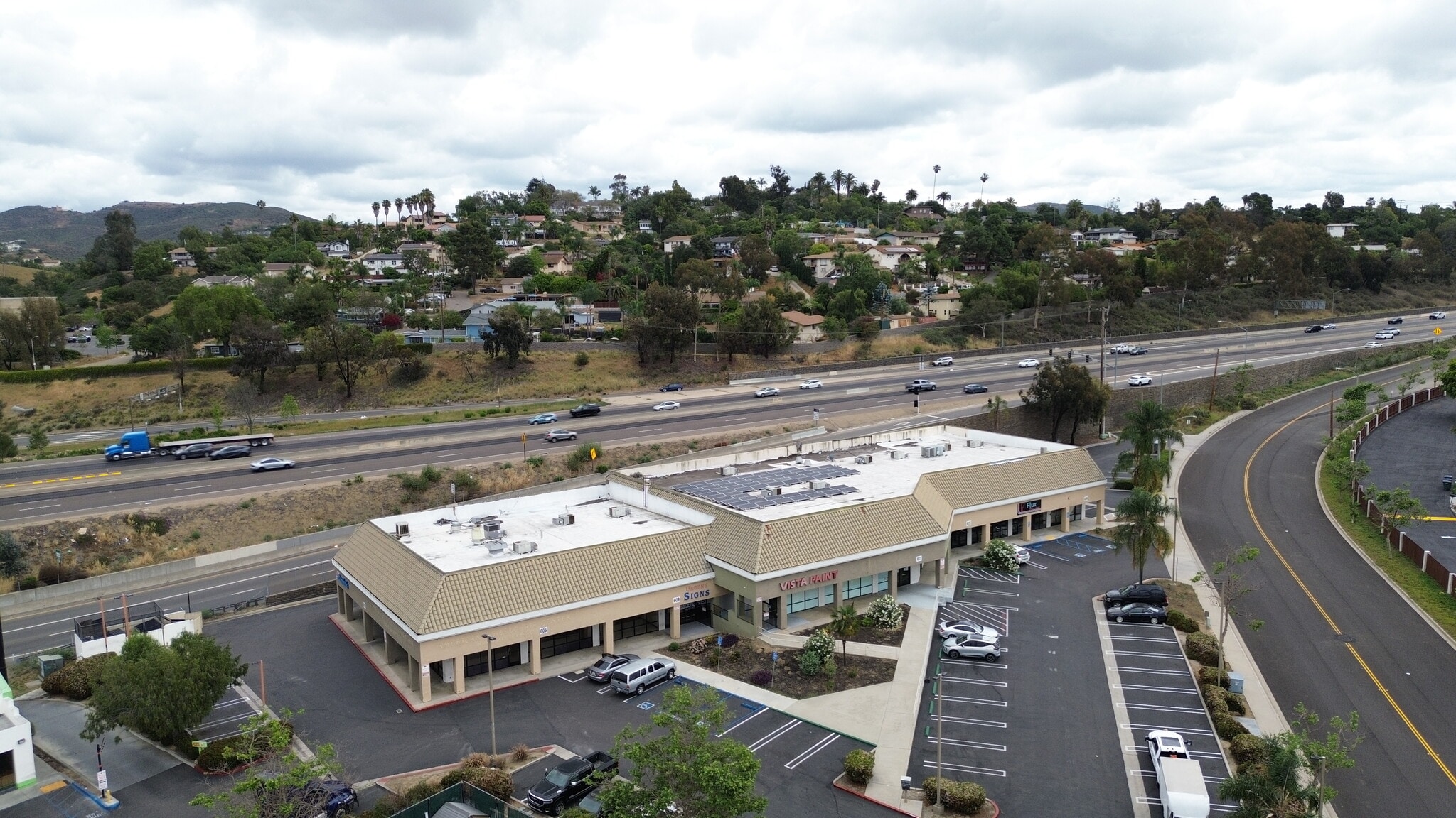 603-619 Sycamore Ave, Vista, CA à louer Photo principale– Image 1 sur 10