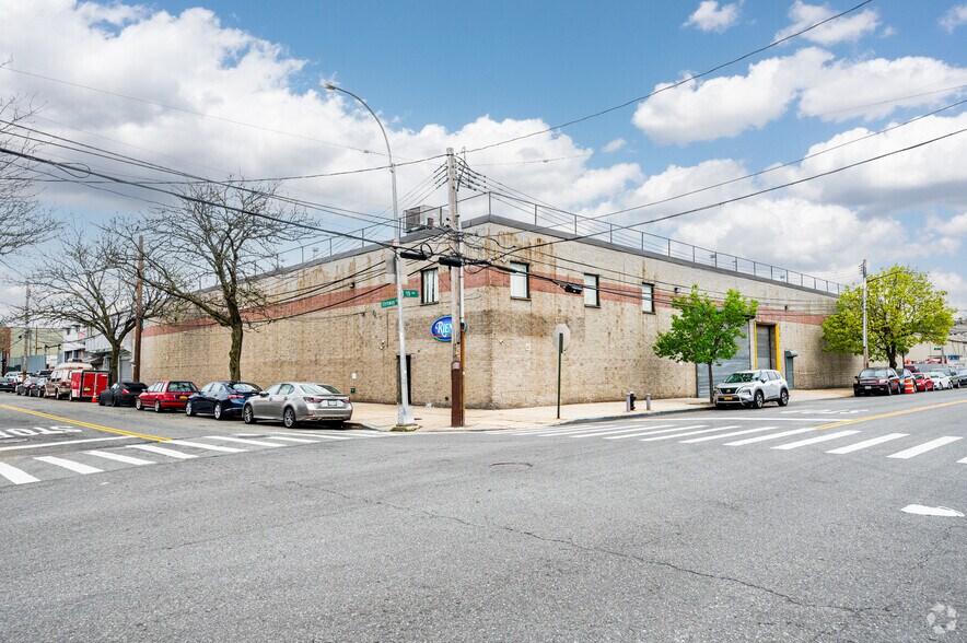 18-81 Steinway St, Astoria, NY à louer - Photo de l’immeuble – Image 3 sur 15