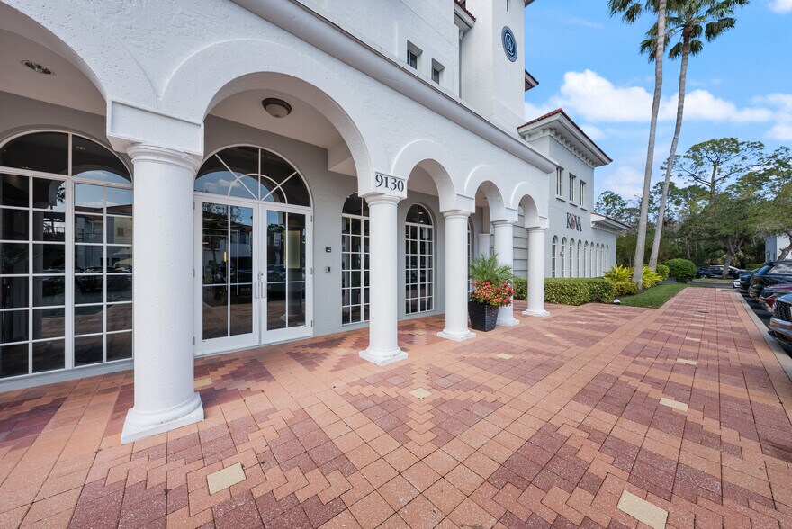 9130 Galleria Ct, Naples, FL à louer - Photo de l’immeuble – Image 3 sur 11