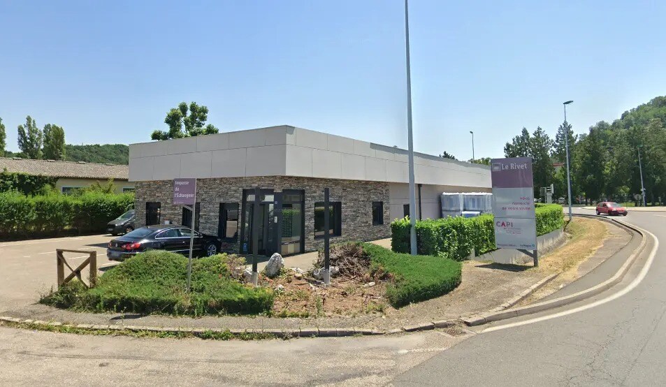 Local d’activités dans Bourgoin-Jallieu à louer - Photo de l’immeuble – Image 2 sur 2