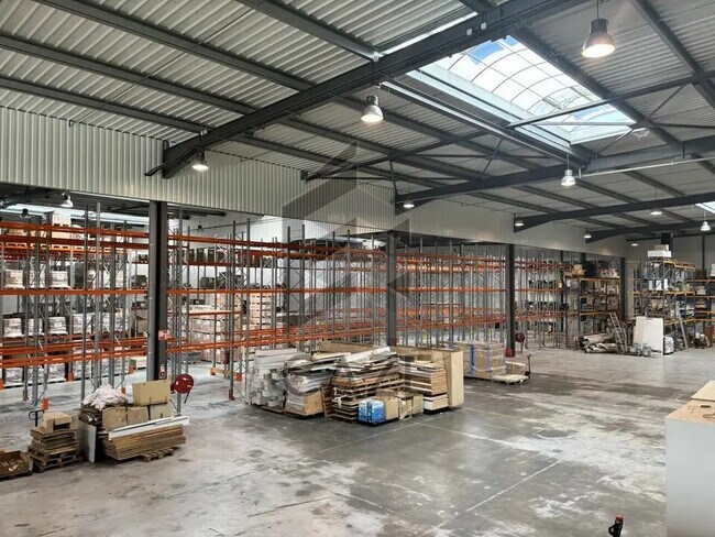 Plus de détails pour Local d'activités à louer