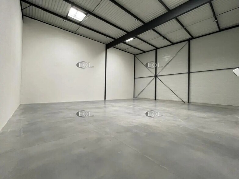 Local d’activités dans Osny à louer - Photo de l’immeuble – Image 3 sur 21